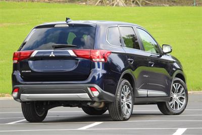 2017 Mitsubishi Outlander - Thumbnail